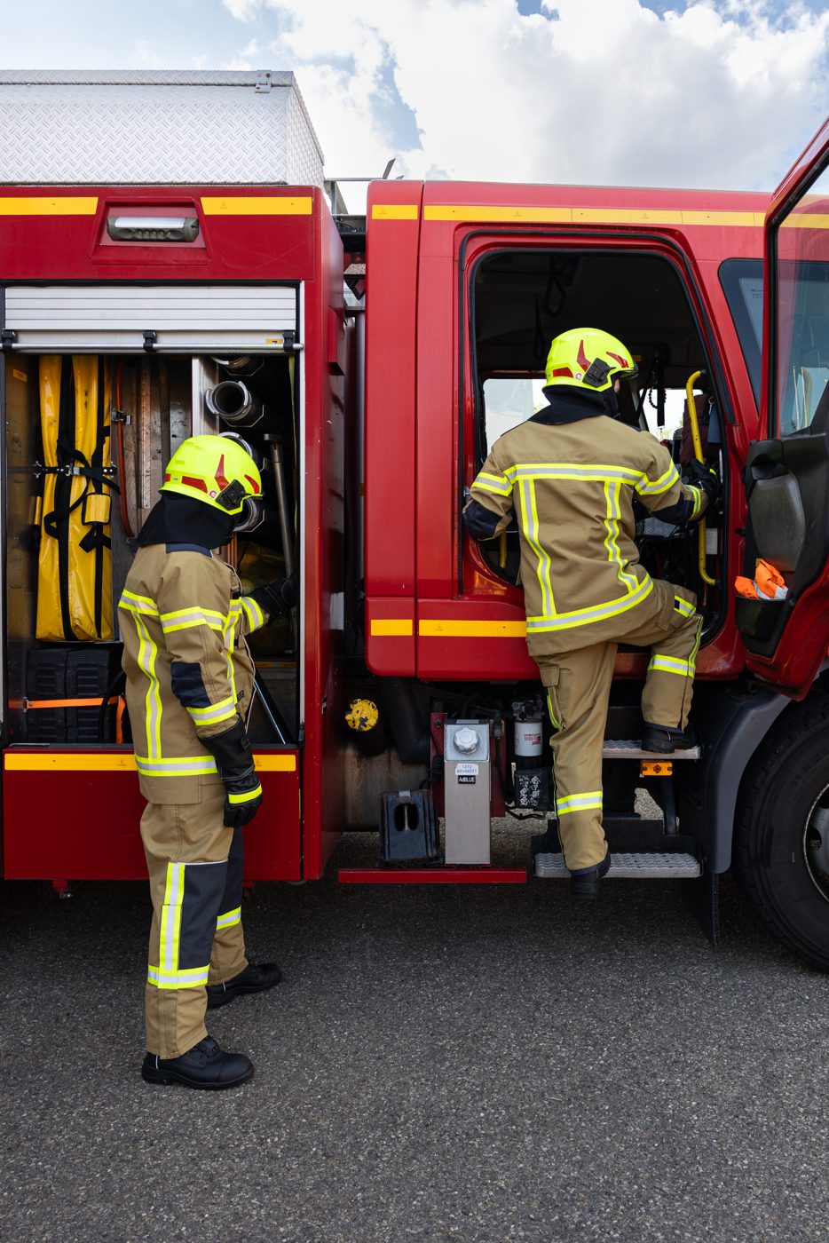 Sapeurs-pompiers en tenue d'intervention Martinas devant un fourgon