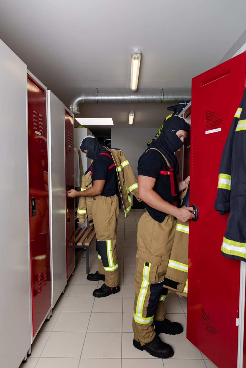 Casques et tenues de feu dans un vestiaire de caserne